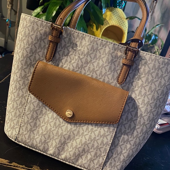 Michael Kors Medium Sized Purse - Picture 1 of 1
